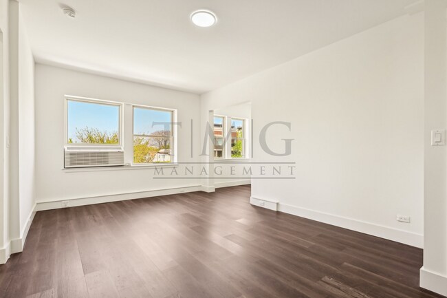 Building Photo - Freshly Renovated 2 Bed in Andersonville: Separate Kitchen, In-Unit Laundry, Flooded with Sunlight!