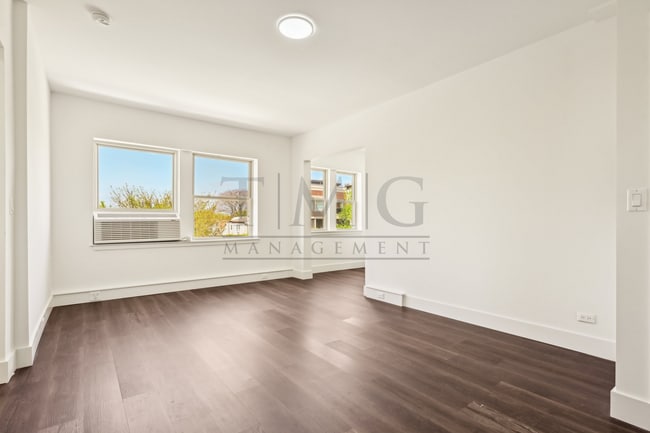 Building Photo - Modern 2-Bedroom Gem in the Heart of Andersonville | Separate Kitchen, In-Unit Laundry & Tons of ...