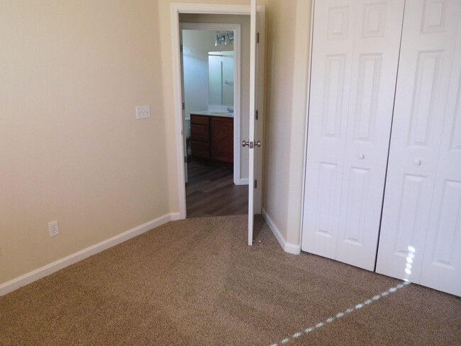 Building Photo - UNR friendly 3 Bedroom , 2.5 Bath Townhouse