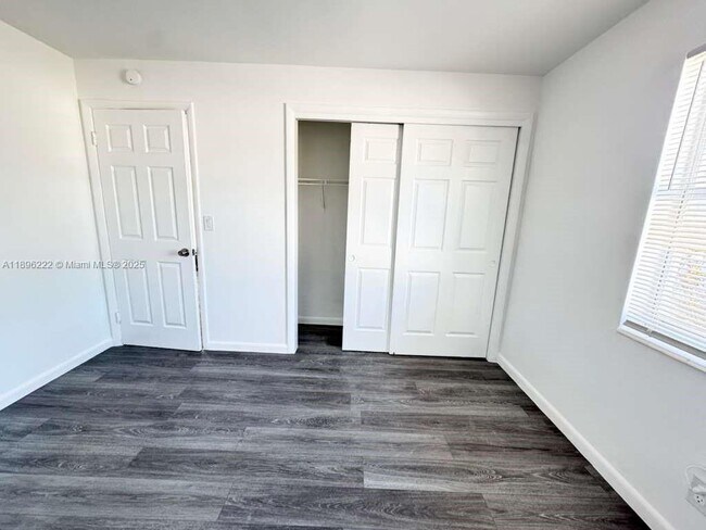 Building Photo - 337 SE 23rd Ave