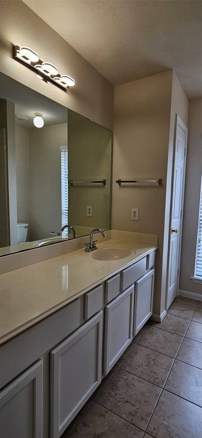 Building Photo - 2519 Pine Shadows Dr