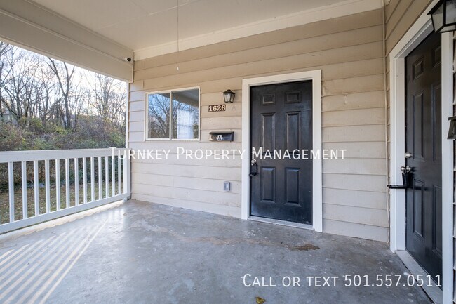 Building Photo - Renovated 3 bed 2 bath duplex! Half off 1s...