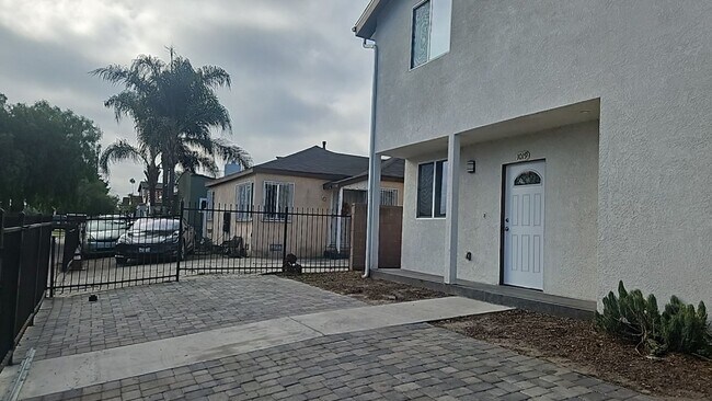 Building Photo - 84(1019E)