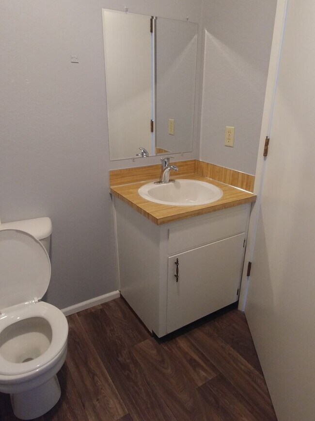 Building Photo - Freshly remodeled Townhouse Style Apartment with Private Yard