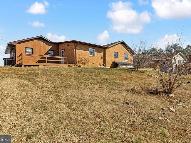 Building Photo - "Charming 3-Bedroom Luray Retreat with Mod...