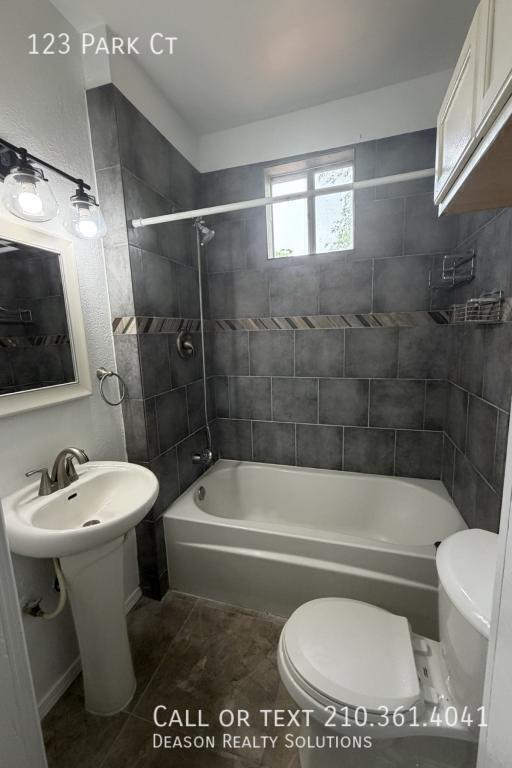 Building Photo - 123 Park Ct