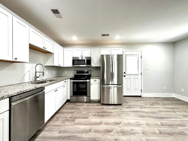 Building Photo - Gorgeous 3 Bed 1 Bath Renovated Brick Home...