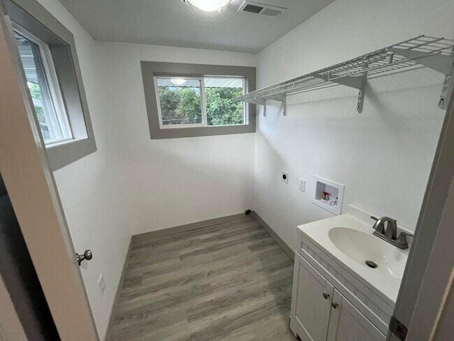 Building Photo - 424 N Clay St