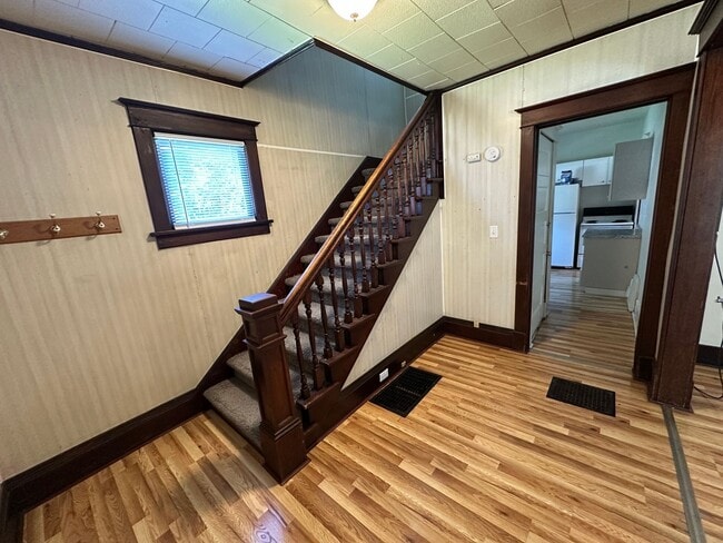 Building Photo - $1350 - 2 Bed 1 Bath Home