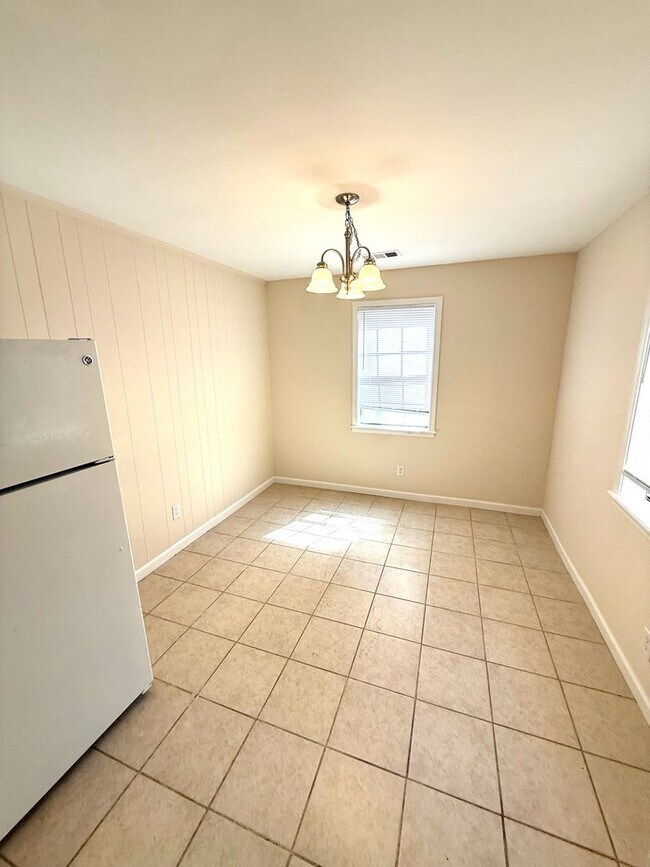 Building Photo - ** 3 bed 1 bath located in Dalraida ** Cal...
