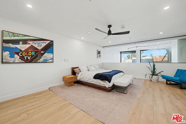 Building Photo - 700 Main St