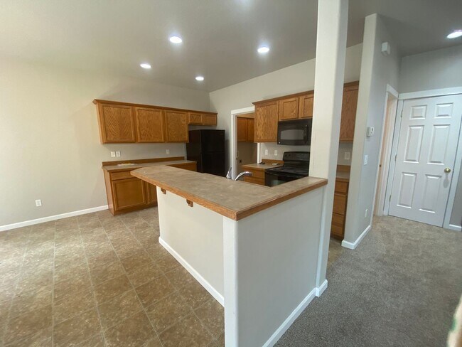Building Photo - Reindeer Ave. Duplex