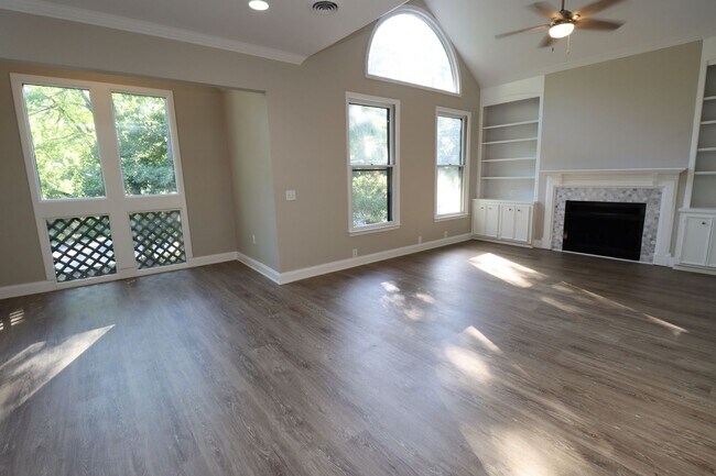 Building Photo - Luxury 3BR/2BA Renovated Condo