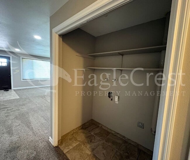 Building Photo - Three Bedroom, One Bathroom Home with Larg...
