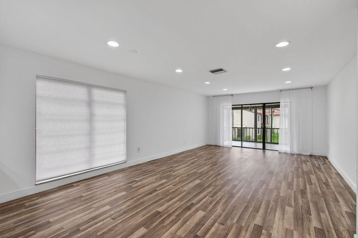 Building Photo - 8536 Casa del Lago