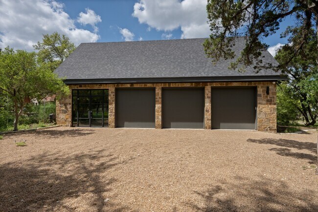 Building Photo - 907 Crystal Creek Dr