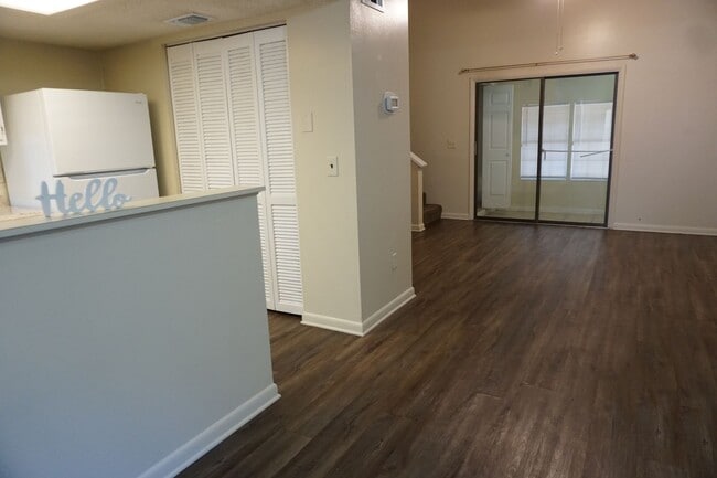 Building Photo - 2/2 Townhome Located Near NAS Jax