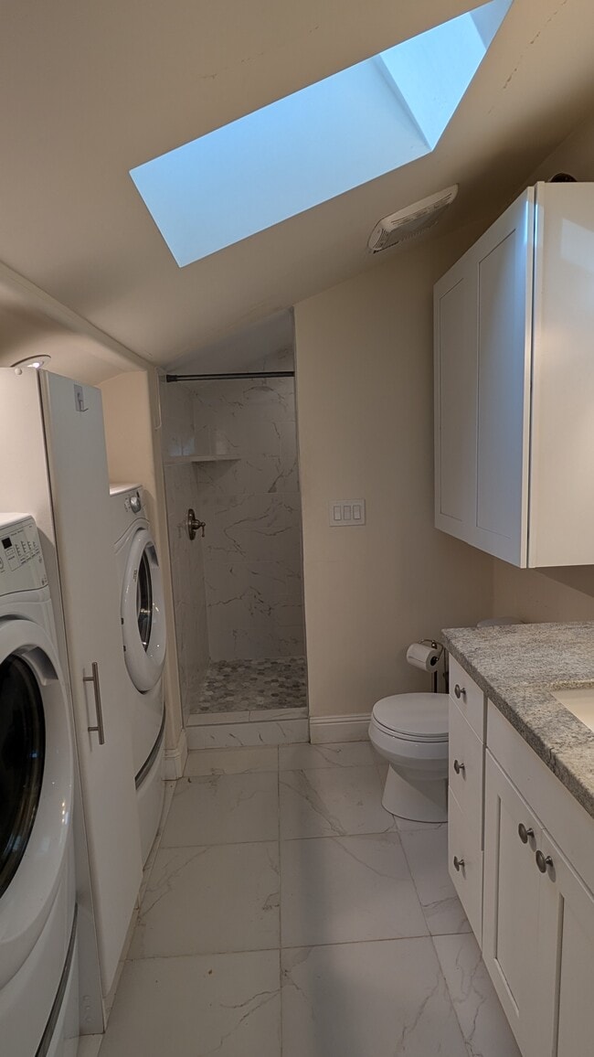 Building Photo - 15119 Grove St