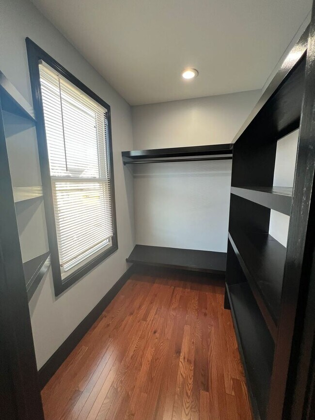 Building Photo - 306 Exchange