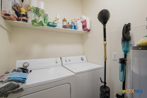 Building Photo - 1005 N LBJ Dr