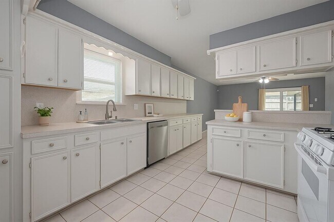 Building Photo - 9711 Mackworth Dr