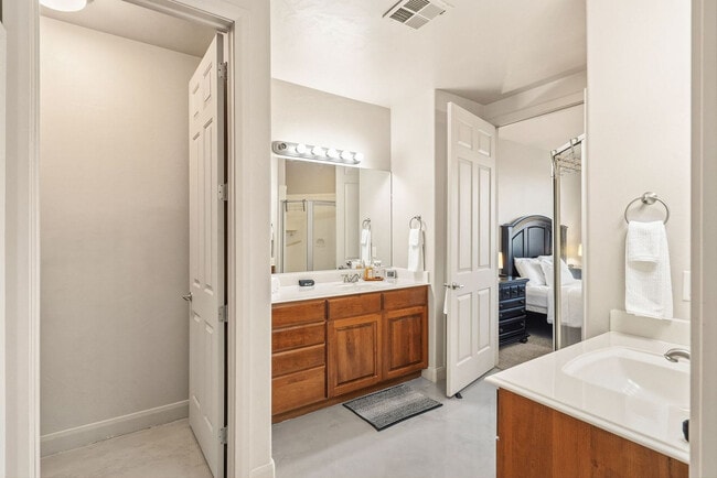 Building Photo - 225 N Country Ln