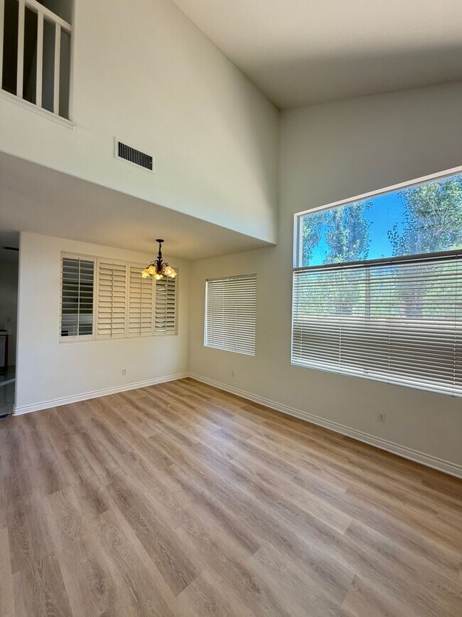 Building Photo - 3 bed, 2 1/2 bath home in desirable west Simi Valley gated community
