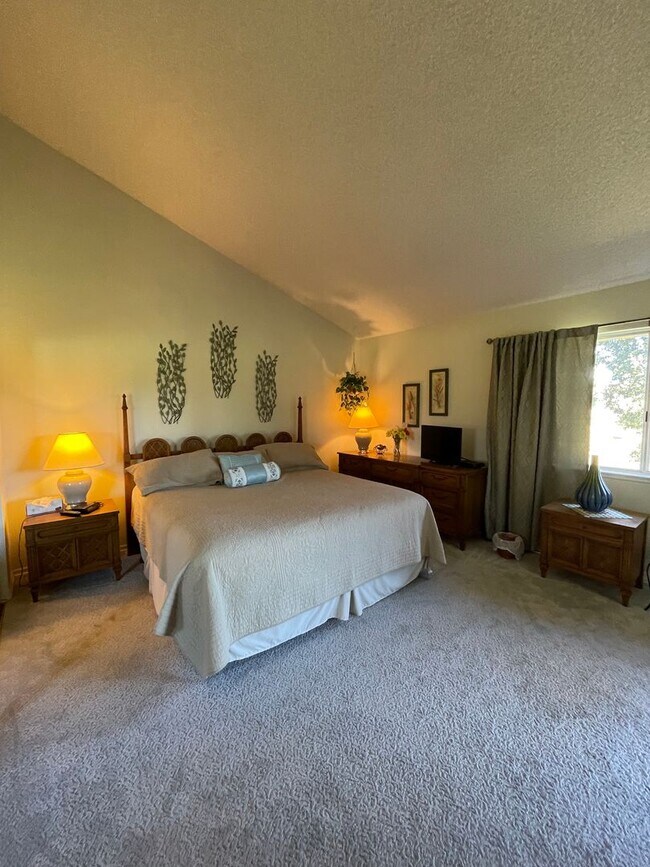Building Photo - Charming 3Br/2Ba Updated Fully Furnished Vacation Rental W/ Golf Course View