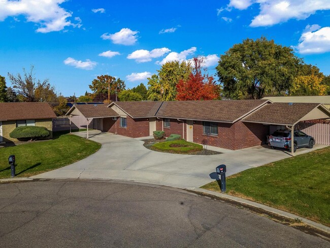 Building Photo - Fresh 2 Bed unit with giant yard, covered ...