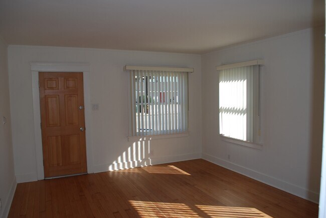 Building Photo - 793