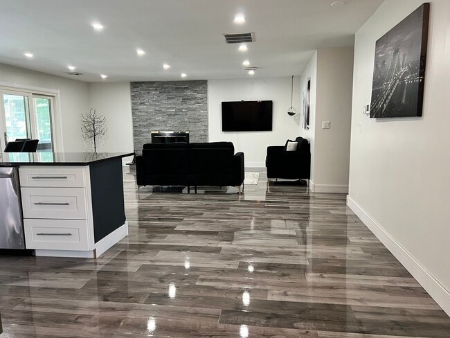 Building Photo - 11405 Central Dr W