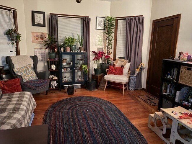 Building Photo - 560 William St