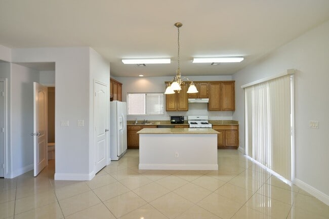 Building Photo - BEAUTIFUL 4BED/3BATH Home w/ 2 Car Garage ...