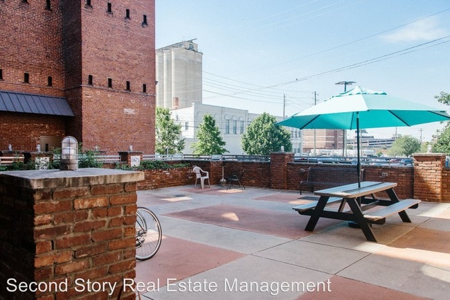 Building Photo - 232 E 11th St