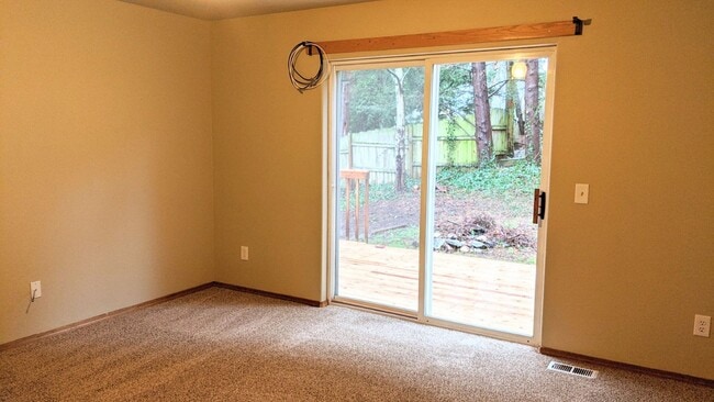 Building Photo - Spacious Four Bedroom in Great Location!