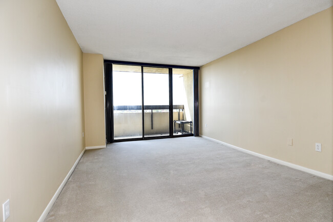 Master Bedroom, balcony access - 400 Madison St