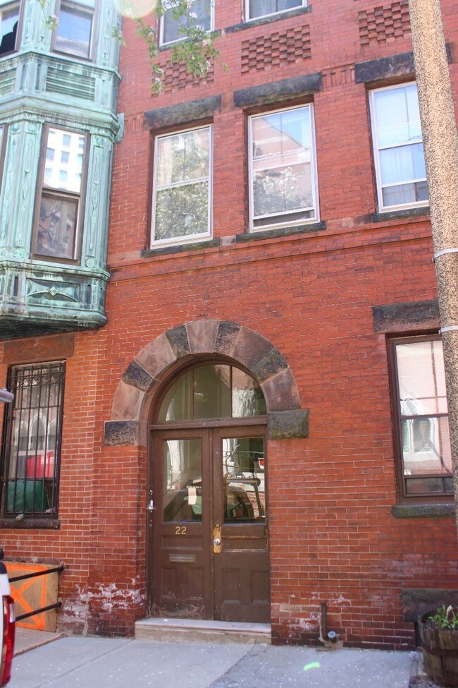 Building Photo - 22 Isabella St