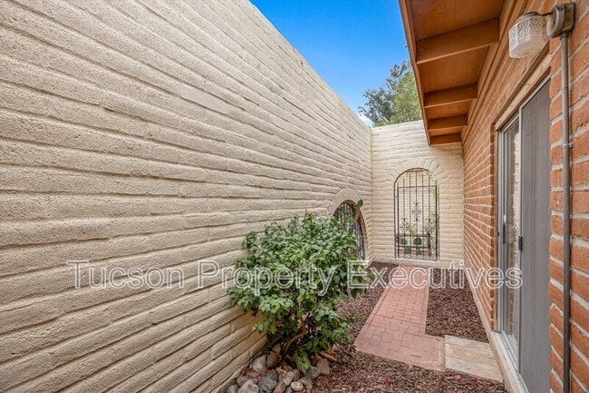 Building Photo - 3534 N Palmer Dr