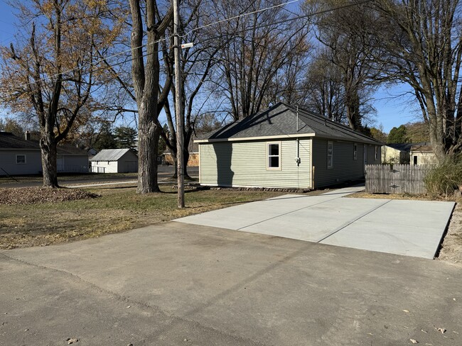 Building Photo - 602 N. Lemen St.