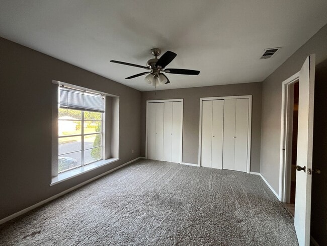 Building Photo - ONE BEDROOM LOFT TOWNHOME ON THE SOUTH SIDE!!