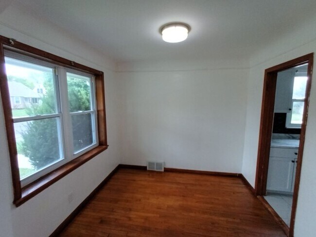 Building Photo - 3 bedroom 1.5 bath brick bungalow - AVAILA...