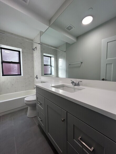 Building Photo - 1131 Oak Ave