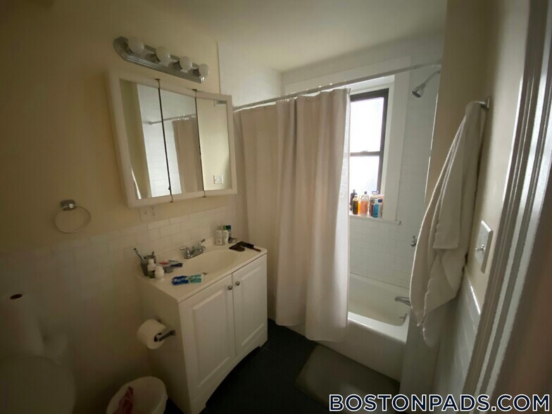 Building Photo - 1463 Beacon St