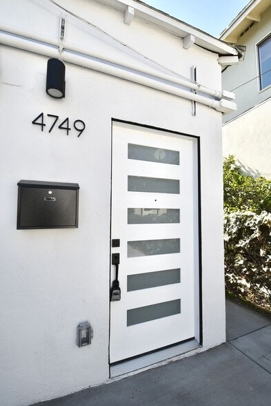 Building Photo - 4751 Kraft Ave