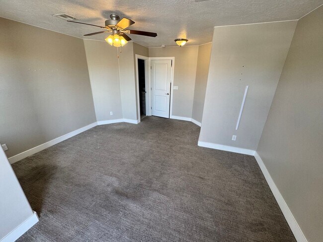 Building Photo - Desert Hills Townhome