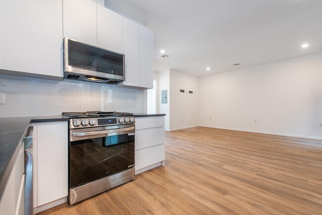 Building Photo - 206 Harrison Ave