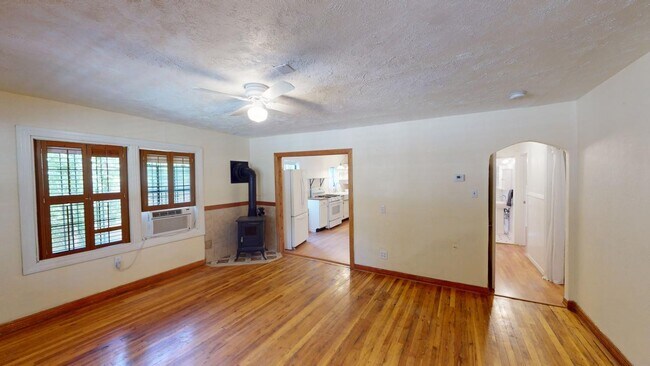 Building Photo - 605 Encino St