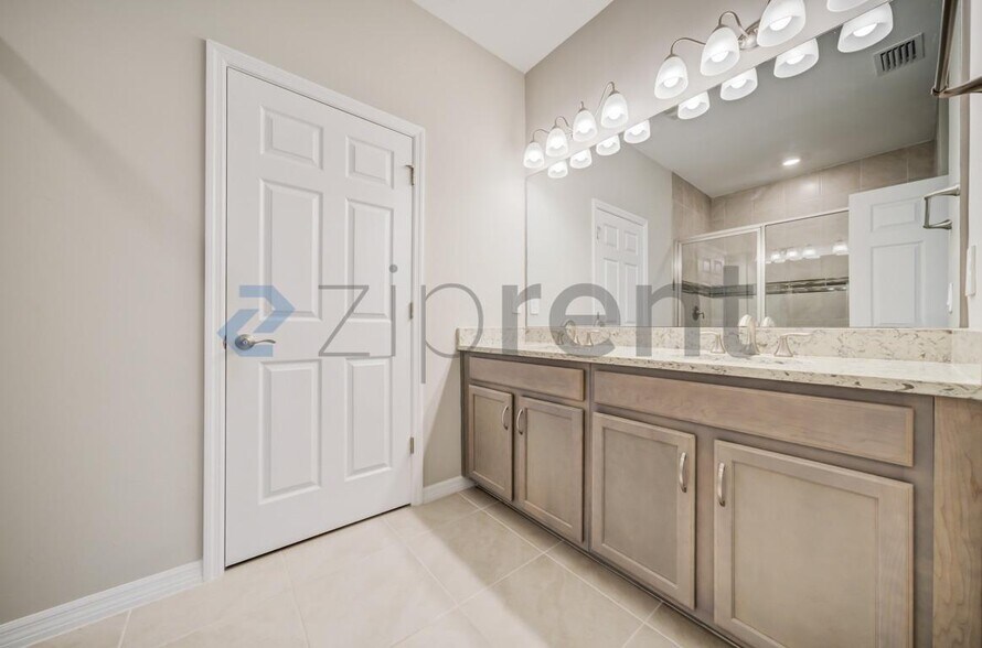 Building Photo - 1126 S Town and River Dr