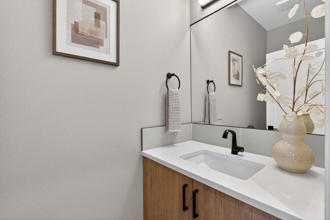 Building Photo - 10907 SE Home Ave