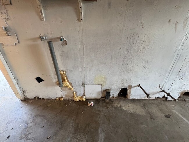 Building Photo - Cozy Home On Spacious Lot near Ballpark coming soon!